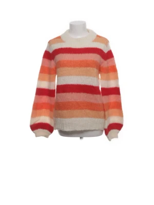 Randig stickad tröja - Jättefin randig stickad tröja, från sellpy. Superfina vida ärmar och perfekt till sommaren över en vit klänning typ😍 tyvärr är den för liten för mig därav inga bilder på mig i den😭hoppas någon annan får använda den i sommar! Kontakta mig för fler bilder eller frågor ❤️