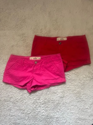 Lågmidjade jeansshorts hollister  - Lågmidjade jeansshorts ifrån Hollister, de röda har midjemåttet 38 och de rosa 36!                              970 för båda eller 520/st! 