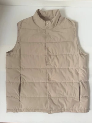 Zara väst beige herr – strl L – stilren & trendig - Beige väst från Zara med en clean och trendig look – perfekt för en ljus och stilren outfit.  ✔ Trendig beige färg ✔ Lätt att matcha med olika outfits ✔ Perfekt för lager-på-lager ✔ Fint skick  Perfekt för dig som vill ha en stilren väst som lyfter din outfit med en modern touch.