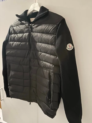 Moncler cardigan  - Hej! Säljer nu min Moncler Cardigan som är i 10/10 skick 🤩passar perfekt i för sommaren är dig som gillar kläder som inte sticker ut utan är mer clean 🫧priset kan själv klart diskuteras vid en snabb och enkel affär!!! Tveka inte på att skriva privat för mer bilder 🙂