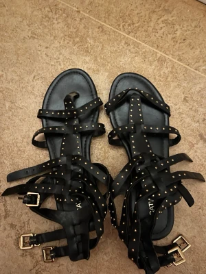 Sandaler  - Snygga sandaler från catwalk storlek 37! Knappast använda, har bara legat runt bland andra skor och därav blivit lite slitna men inget märkvärdigt och är i perfekt skick annars! Inte börjat rosta någonstans och guldfärgen finns kvar överallt!  #sandaler #sandals #wedgeshoes #chicstyle #chicshoes #japanesestyle #bikbok #ginatricot #kappahl #lindex #men monly #rituals #zara #mango #nike #adidas #edgy #etsy #asos #nelly #ootd #unisex #urban #lululemon #skims #ralphlauren #polo #lager157 #monki #gan