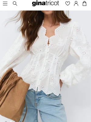 Slutsåld blus från Gina Tricot - Säljer denna superpopulära slutsålda blusen från Gina tricot då den tyvärr inte kommer till användning. Endast använd 1 gång så precis som ny! 