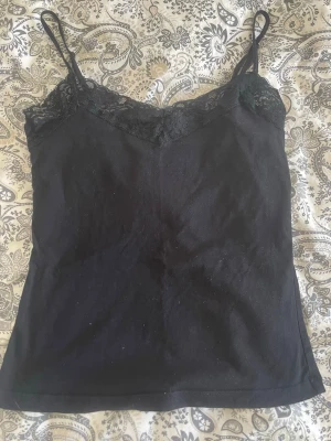 Svart linne med spetts - Svart linne med spetts