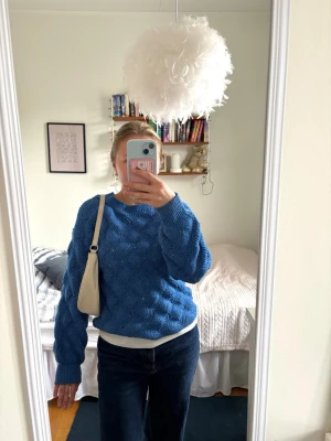 Blå stickad ströks  - Superfin blå stickad tröja! Lite bucklig och ihålig i tyget. Endast använd ett fåtal gånger💗