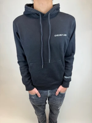 Helmut Lang Hoodie  - Hej! Säljer nu denna väldigt snygga och sällsynta Helmut Lang Hoodie! Storlek XS,  Sällsynt model som inte längre säljs i butik! Nypris= 6000 kr! Perfekt hoodie nu till våren! 