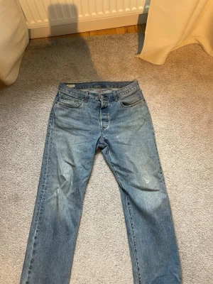 Levi’s 501 vintage 90’s - Speciella 501:or från Levi’s 90s edition i peak condition, köptes i Nice för många år sedan. Storlek w31 l32. Raka/ baggy jeans utan skador, lite revor nere vi benmynningen som behållit sin mörkare färg. Herr jeans primärt