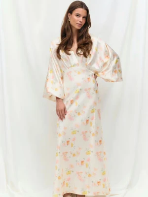 Långklänning - Super söt blommig siden långklänning från Gina Tricot. Passar perfekt nu till studenter och avslutningar. Den är köpt förra året så finns ej att köpa längre och är dessutom helt oanvänd med prislapp kvar. Ordinarie pris är 699kr. 