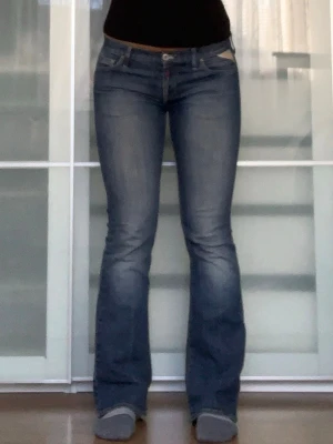 Replay Lågmidjade Jeans - Säljer mina KÄRA favoritjeans som tyvärr blivit för små för mig. Sitter jättefint och passar folk som har kortare ben (a.k.a jag). 💔Midjemått: 84 cm. Ytterben: 100cm. Waist 29, Length 32.