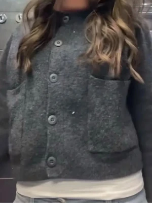 Zara kofta - Kofta från Zara i bra skick💕kan fixa egna bilder!