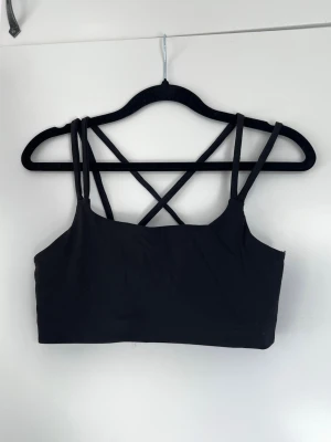 Svart sport-bh med korsad rygg, stl S - En svart sport-bh i mycket bra skick med smala (dubbla) axelband och korsad rygg. Använd ett par gånger. Inköpt i Australien.