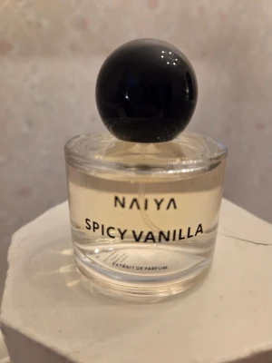 NAIYA Spicy Vanilla parfym - En parfym från NAIYA med doften Spicy Vanilla. [Black poium] Perfekt för dig som gillar varma, kryddiga och söta doftnoter. Endast provad, kartongen finns. 