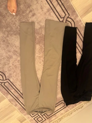 Beige leggings från 157, storlek S - Säljer ett par stilrena beige leggings från 157 i storlek S. De har en smal passform och är tillverkade i ett stretchigt material som sitter skönt på kroppen. Perfekta att matcha med oversized tröjor eller hoodies.