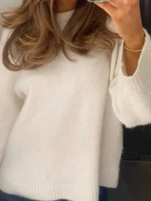 Vit stickad tröja - Fr gina! Fint skick, oversized på mig som e xs/s