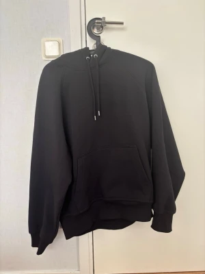 Svart oversized hoodie från H&M - Passar även storlek M, aldrig använt.