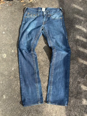 True religion Ricky - Säljer dessa feta bootcut jeansen från True religion och modell Ricky. Dessa är raw demin och kommer få feta fades med har tyvärr ett hål i skrevet men det har jag tänkt att fixa.