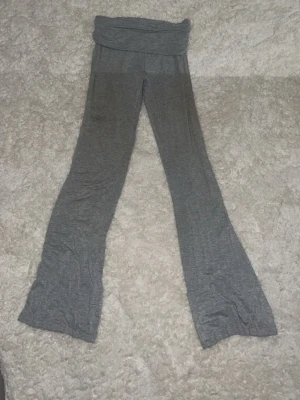 Grå yogapants  - Grå loungebyxor från 157 i supermjuk trikå. Byxorna har utsvängda ben och bred, vikt linning för extra komfort. Perfekta för chill hemma eller mysiga dagar. Enkel och stilren design i stretchigt material. Som nya❤️