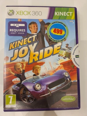 Kinect Joy Ride till Xbox 360 - Kinect Joy Ride är ett fartfyllt racingspel till Xbox 360 där du styr bilar med kroppsrörelser via Kinect-sensorn. Spelet har färgglad grafik, actionfyllda banor och passar perfekt för spelkvällar med vänner. Omslaget är lila och spelet är på svenska.