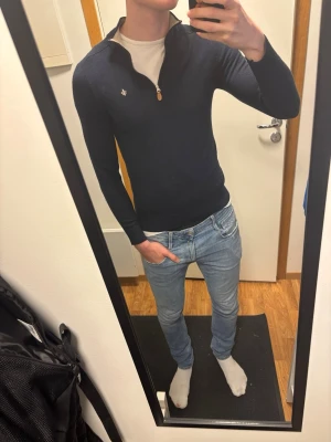 Morris merinoull halfzip mörkblå - Merino john zip Lappen står L men passar storlek S Utmärkt skick, inga fläckar, hål eller liknande Längd 63cm, bredd 45cm  Skriv vid funderingar! Kolla in profilen för fler liknande plagg!