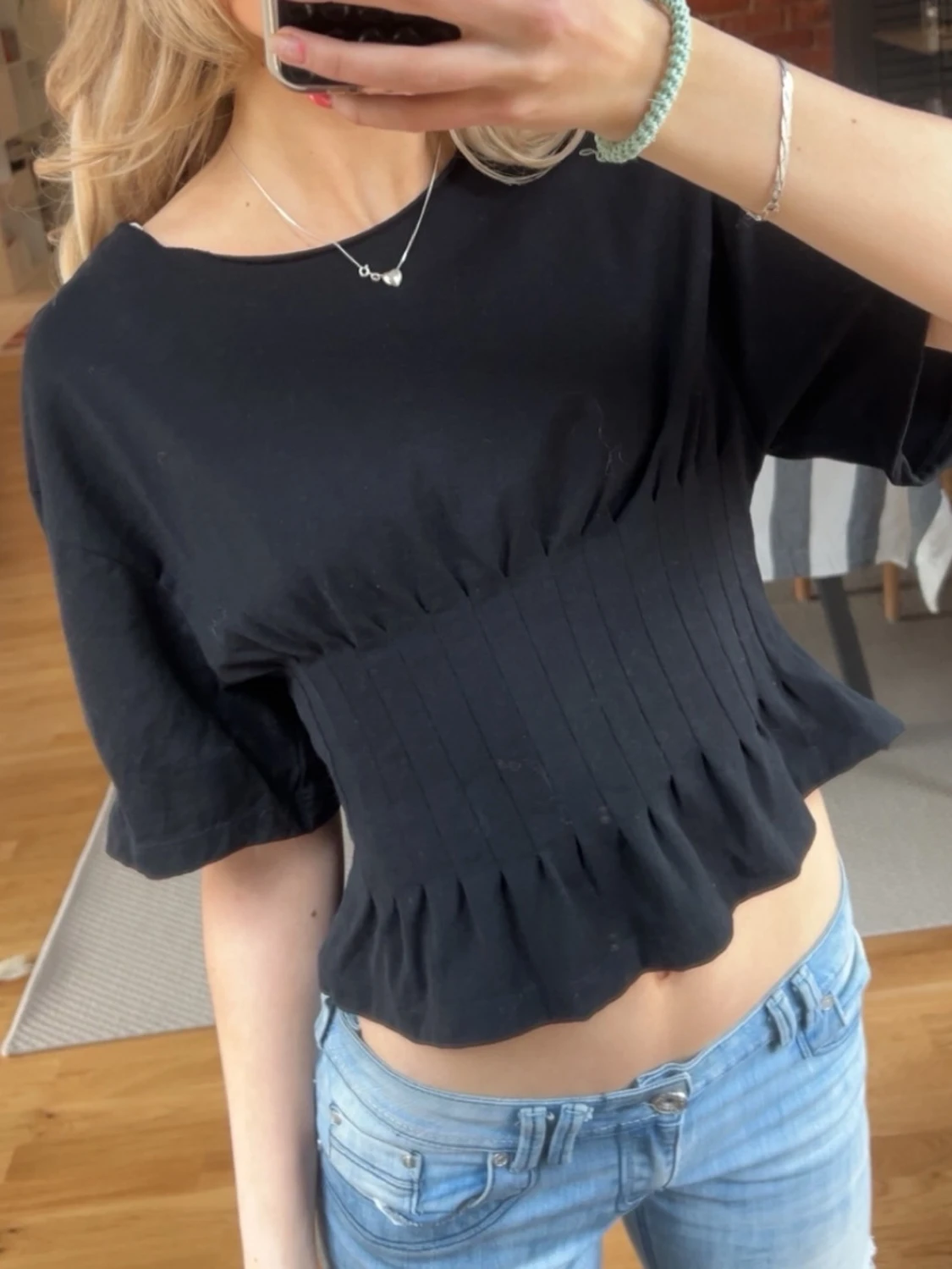 Svart croppad topp med volang - 1