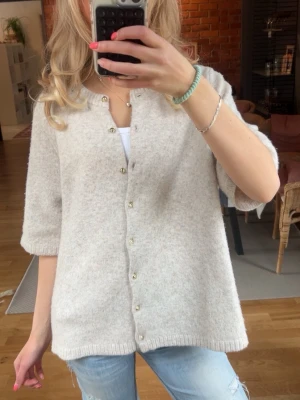 Beige kofta med guldknappar - Mysig kofta💓💓