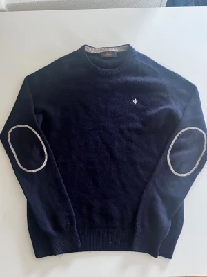 Morris tröja lammull  - Riktigt snygg Morris tröja i 100% lammull vilket är ett väldigt skönt och fint material. fint skick inga fel storlek M kan även passa S kan ta mått vid behov. Endast 425 kr ej hugget i sten kom gärna med frågor och prisförslag har även mycket mer liknande i min profil alla storlekar kolla gärna stor rabatt vid köp av flera 😁✌️