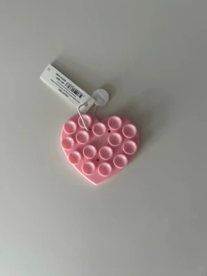 Sticky heart från Holdit  - Sticky heart från Holdit. Säljer för att jag fick fel beställning som inte går att skicka tillbaka, därför helt ny!
