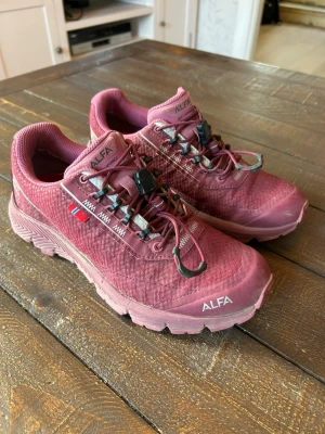 ALFA DRIFT ADVANCE GTX W, goretex  - Säljer ett par vinröda vandringsskor från ALFA med slitstark mesh och GORE-TEX-material som håller fötterna torra. Skorna har snabbsnörning, grov sula och snygga detaljer.