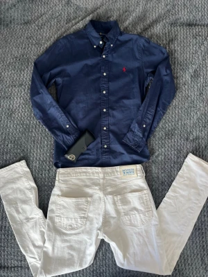 Ralph Lauren skjorta  - Säljer en klassisk mörkblå skjorta från Ralph Lauren. Perfekt nu till sommaren och stranden☀️☀️ Storlek M och inga defekter! Hör av dig om du är intresserad eller har frågor?