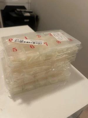 Transparenta press-on naglar i box - Säljer nu vidare dessa underbara tippar som passar till alla naglar i flera storlekar! Kommer i fyra boxar, 20kr per box, 80 för alla fyra 💓