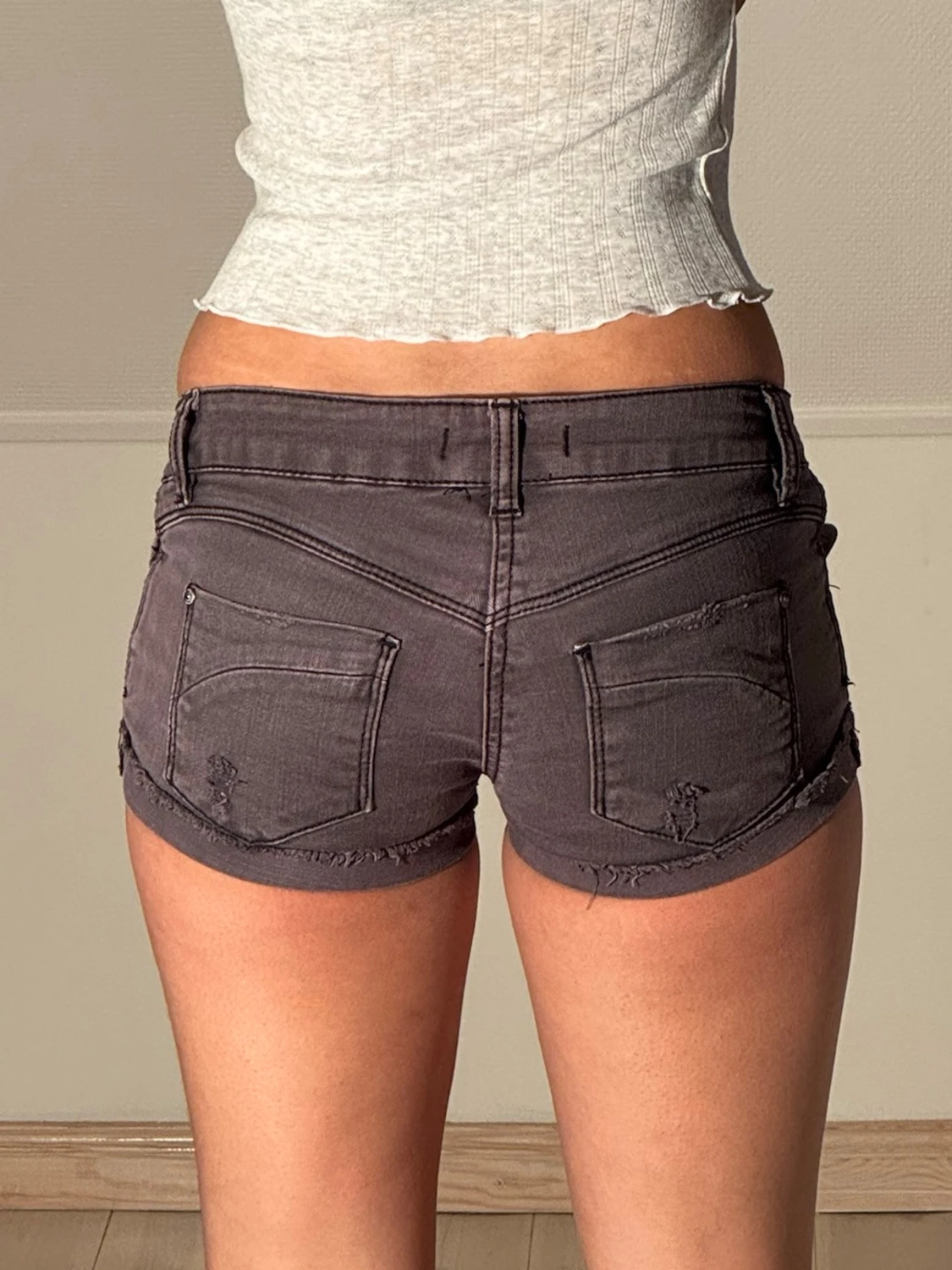 Low gråa jeansshorts med slitningar - 3