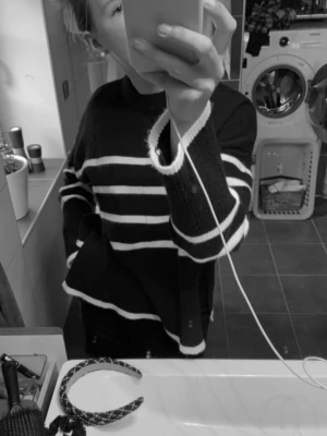 Svartvit randig stickad tröja - Säljer en oversized stickad tröja i svart med vita horisontella ränder. Från bershka storlek S. Den har en liten slits på båda sidor. Lite nopprig🩷