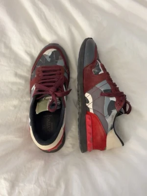 Valentino rockrunners - Säljer dessa rockrunners. Sitter som 42-42,5 fast de är 41,5. Fint skick och har mycket kvar att ge. Hör av er vid frågor.