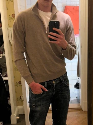 100% Kashmir zip - Kashmir zip, 100% Kashmir. Tröjan är i en snygg beige färg och väldigt fint skick.