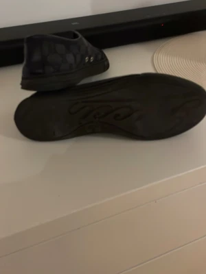 Svarta sneakers från G U C C 1 - Pris via snabb äffär väldigt bra pris