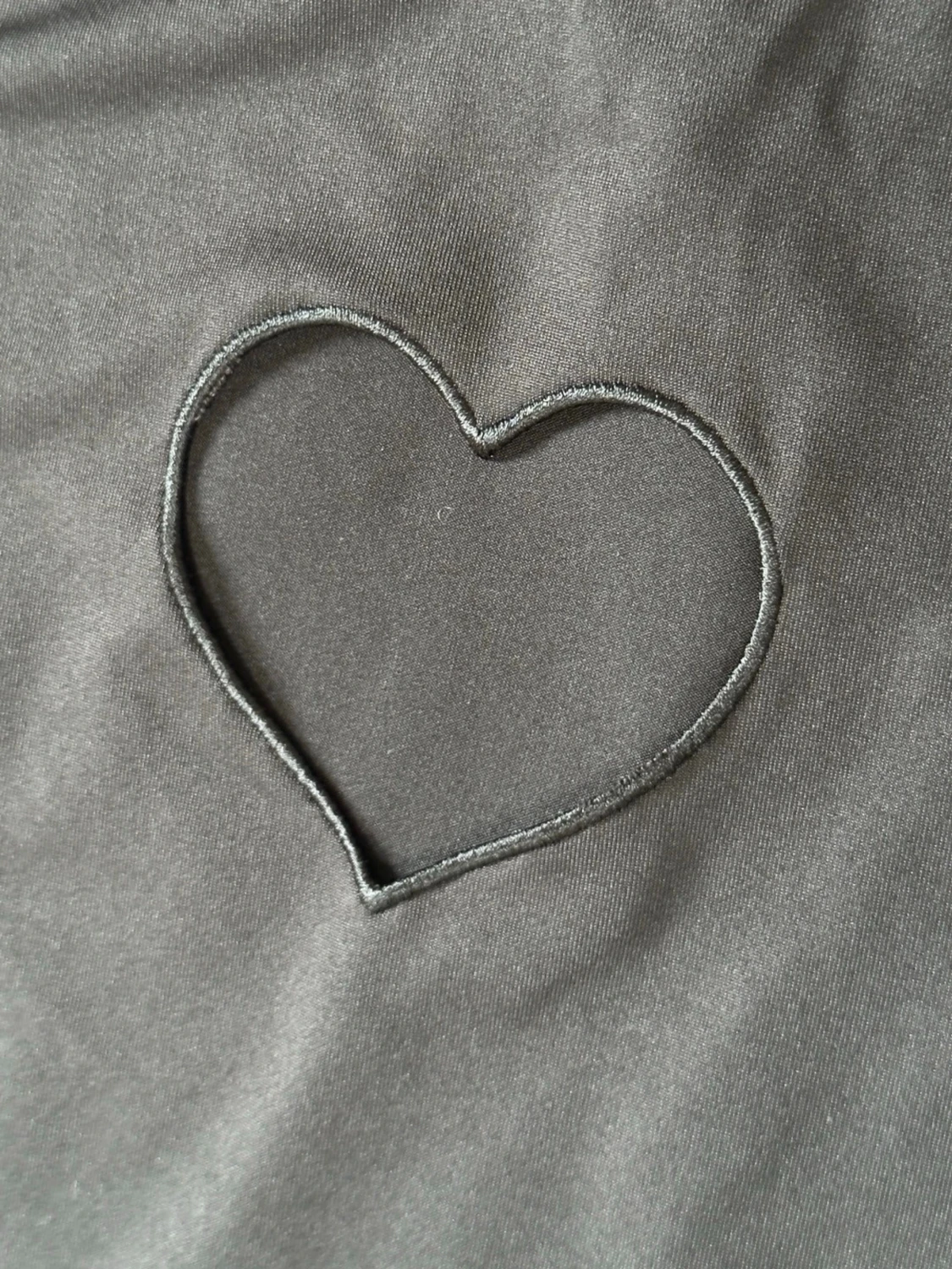 Svart t-shirt med hjärtdetalj Monki - 2