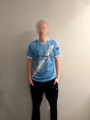 Manchester City tröja Haaland #9 - Säljer en Manchester City tröja med Haaland 9 på ryggen. Tröjan är ljusblå med vita och mörkblå diagonala ränder, klubb loggan på bröstet och Etihad Airways-tryck. Bara att höra sig vid frågor. 