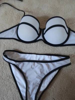 Vit bikini med svarta kanter - Snygg vit bikini med svarta kontrastkanter. Storlek S 