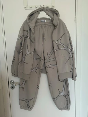 Named  Collective Sweat Suit - Överdel Storlek S/M. Underdel storlek L.