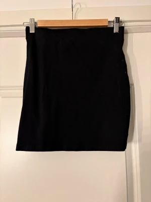 Tight kjol - En vanlig svart kort tight kjol från Kappahl men lappen är inte kvar. Den är använd men fortfarande i väldigt bra kvalité och skick, det syns inte att den är använd. Den är som en xs/s