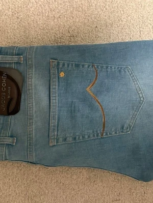 Ljusblå jeans från Jacob Cohen - Ett par riktigt snygga Jacob Cohen i modellen Nick storlek 34. Exemplaret på bilden är 190. Väldigt snygga jeans i ett jättebra skick nästan oanvända. Hör av er vid frågor!