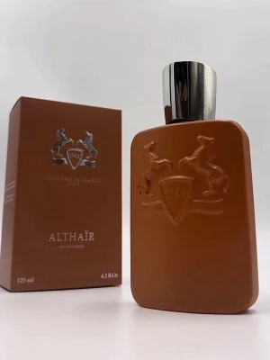 Parfums de Marly Althaïr EdP 125ml - Althaïr Eau de Parfum från Parfums de Marly i en snygg brun flaska med silverfärgad spraykork. Flaskan har en rektangulär form med upphöjt hästmotiv och logotyp. Levereras i matchande brun kartong. Volym: 125 ml.