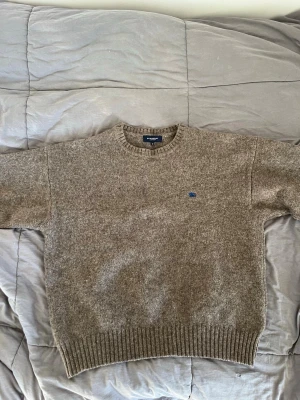 Burberry tröja  - Burberry osterly tröja i 100% ull. Välskött och i nyskick då den använts bara några gånger. Inga defekter alls:)