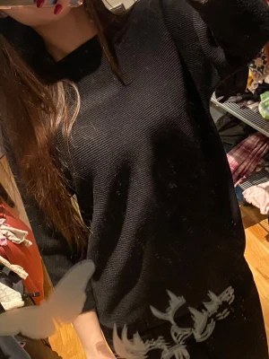 Svart stickad tröja med 3/4-ärm - En svart stickad tröja med trekvarts-ärm. Tröjan har en enkel och fin passform. Perfekt för en stilren och avslappnad look.💕