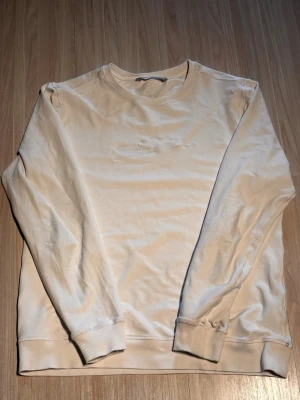 Vit sweatshirt från Pelle P - Hejsan! Säljer denna snygga sweatshirt från märket Pelle P. Skön och lite tunnare tröja. Storlek S. Pris:499
