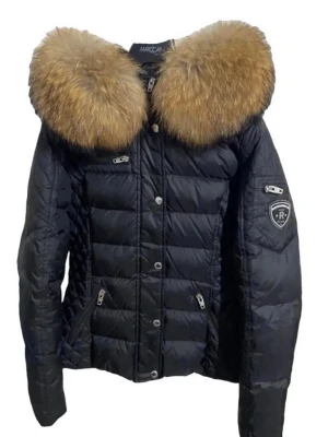 Svart vinter jacka  med stor pälskrage - Snygg svart dunjacka från rockandblue med en stor, fluffig pälskrage i brunt. Jackan har quiltad design, flera dragkedjefickor och tryckknappar framtill. Märkeslogga på ärmen och figurnära passform. Perfekt för kalla vinterdagar.