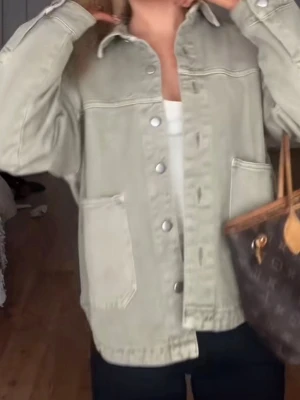 Zara Jeans jacka  - Snygg overshirt i ljusgrön manchester från Zara. Jackan har en avslappnad passform, stora bröstfickor, knappar framtill och klassisk krage. Perfekt att slänga över en t-shirt för en chill look.