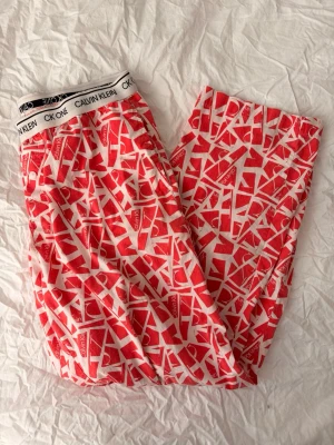 Calvin Klein mjukis / pyjamas  - Coola pyjamas / mjukisbyxor från Calvin Klein som också passar S 🤍den är coral/vit i färgen! 