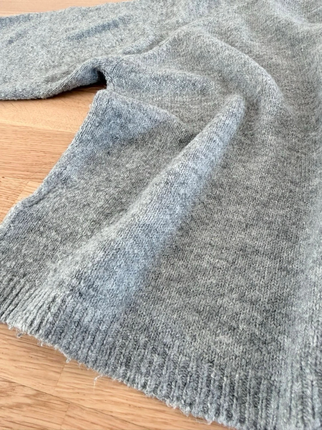 Grå stickad tröja - 2