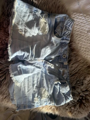 Ljusblå lågmidjade shorts - De ser lite konstiga ut på bild men sitter bra på! Köpte dessa på Plick