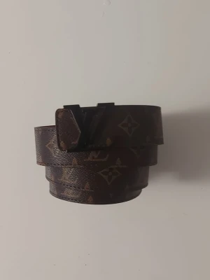 L bälte svart - Helt nytt svart bälte. Aldrig använt, i perfekt skick. Längd: 120 cm. Klassisk design, se bilder för detaljer.